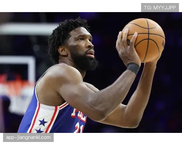 恩比德训练完直接睡，跟普通上班族一点都不一样，你以为打球累到不行他倒像场上的睡神？