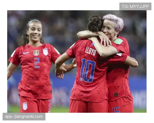 拉皮诺退役后还在晒百万年薪时期的香槟浴？