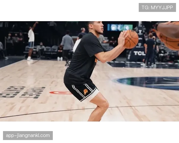 布克训练完顺手给私人飞机加满油，这日常谁顶得住