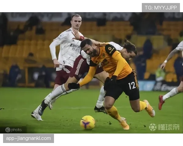 裁判坠球情况下足球比赛规则如何判罚解析