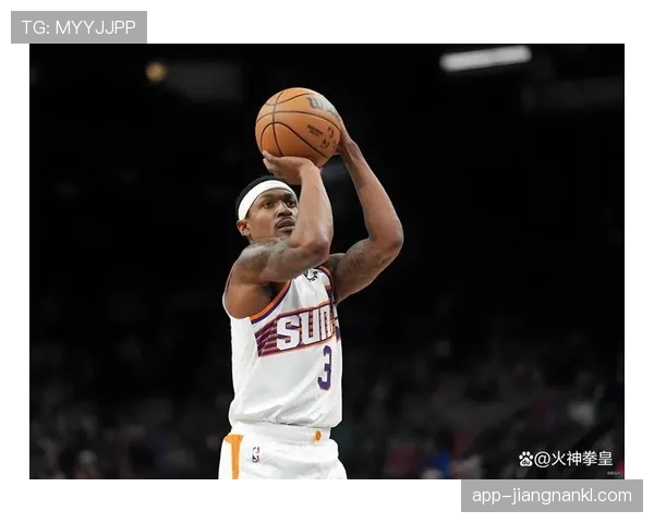 比尔连续三分拉开差距 提升球队关键时刻得分效率