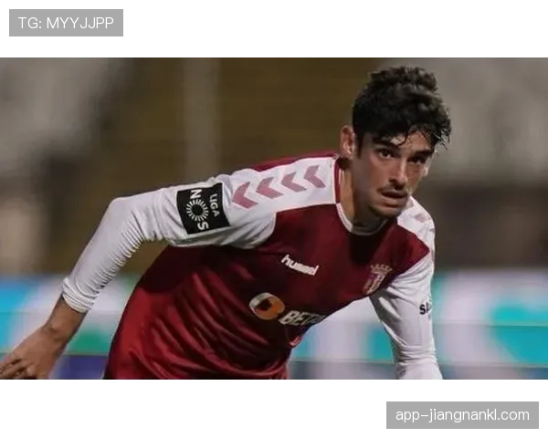 伊萨克为何被称为“最像边锋的中锋”？解析其无球跑位与持球推进优势